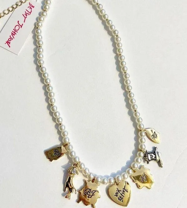 👄Betsey Johnson Faux Pearl Charm Necklace - Ladybug, Lips, Flower & Cowboy Boot - Image 5