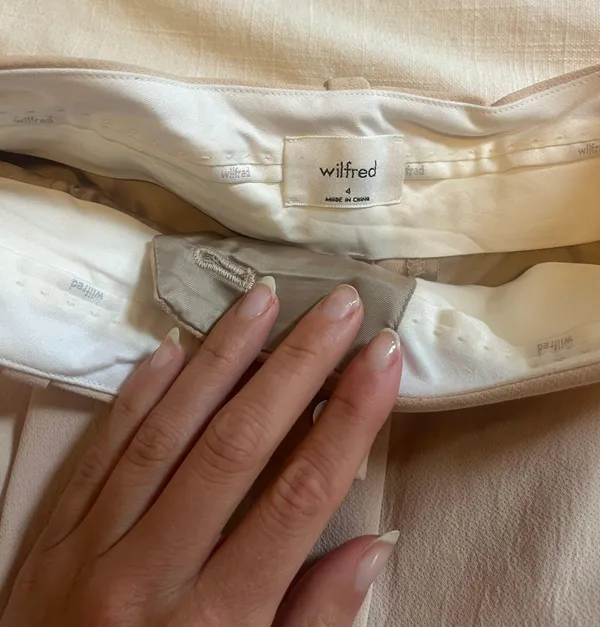 Aritzia Wilfred Pleated Shorts - Image 3