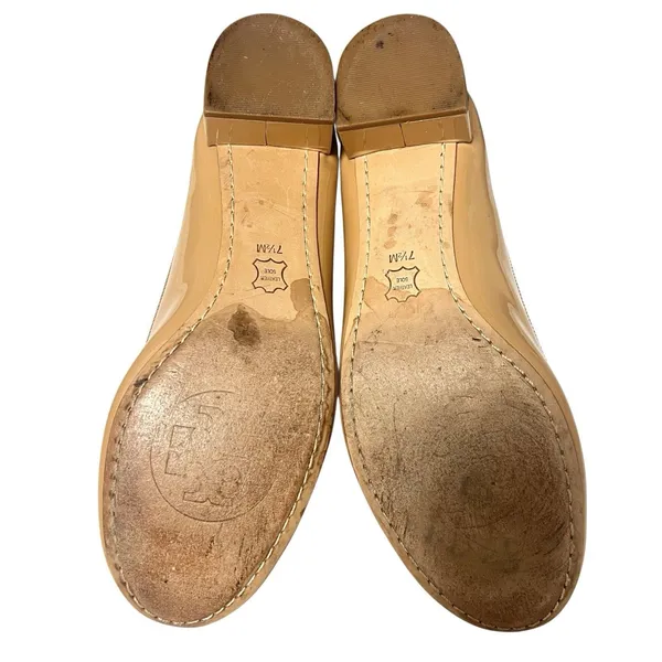 Tory Burch Chelsea Camellia Pump Tan Nude Patent Leather Low Heel Logo Size 7.5 - Image 9