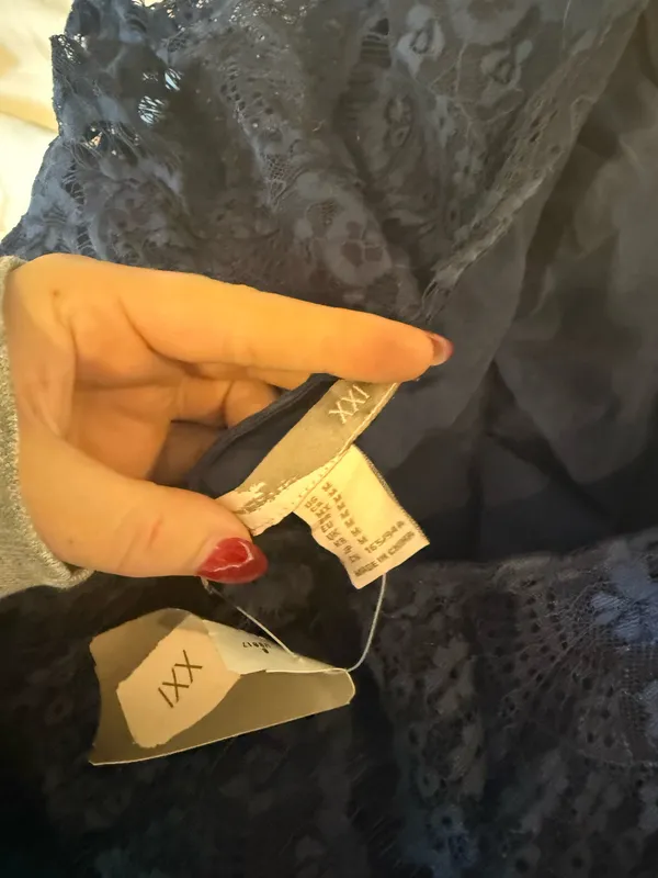 Forever 21 navy lace blouse - Image 4
