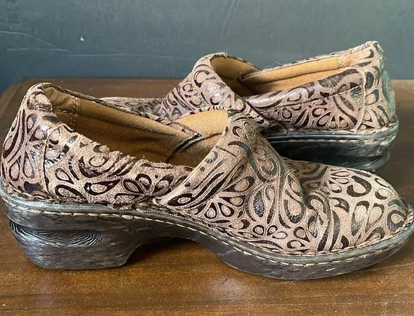 B O C BORN CONCEPT WOMEN'S sz PEGGY CLOG BROWN TOOLED LEATHER SLIP ON - Image 4