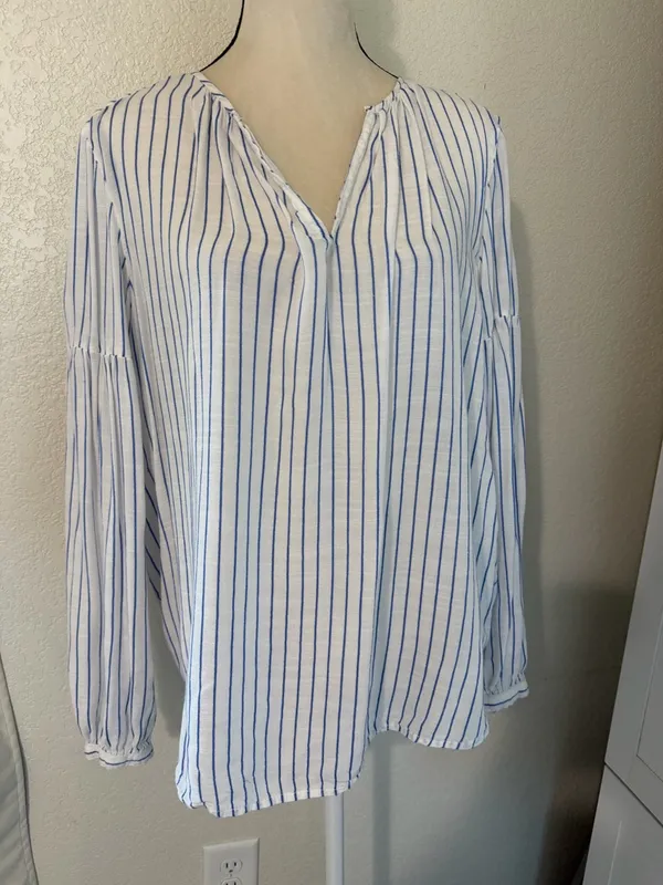 GAP‎ Relaxed Split-Neck Shirred Blouse, Size Large - Image 3