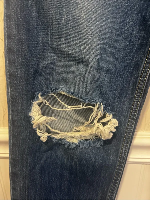 Levi’s Low Pro Straight leg Mid Rise Distressed knee jeans size 25 - Image 5