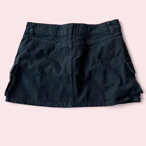 Source Unknown Black low rise cargo mini skirt - Image 2