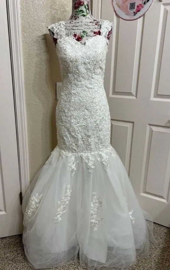 Elegant white wedding dress size S - Image 2