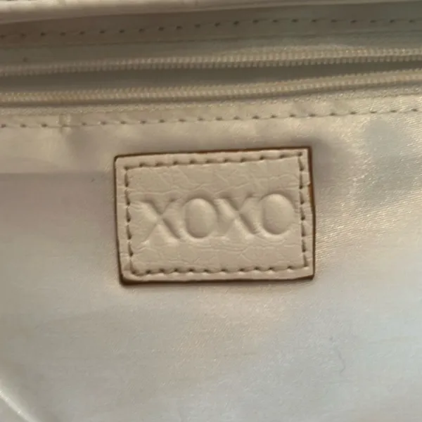 XOXO Y2K white faux leather wristlet clutch with silver heart EUC - Image 3