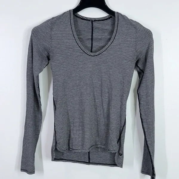 Lululemon Circadian long sleeve casual top size 2 - Image 3