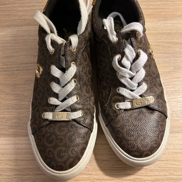 G Los Angeles Brown and Gold Sneakers with Logo Accent - Image 2