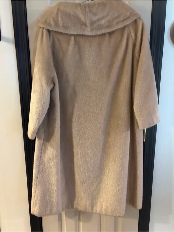Vintage-Inspired Beige Fur Coat with Funnel Collar - Image 5