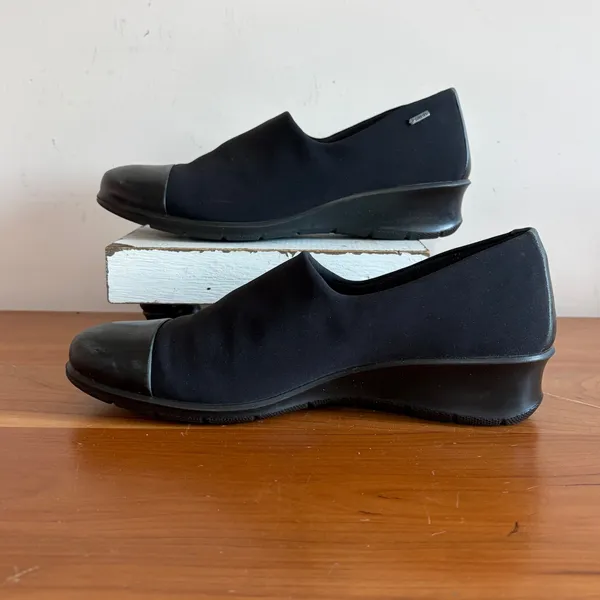 ECCO Gore-Tex Black Wedge Loafers Leather Cap Toe Slip On Shoes Womens‎ 38 - Image 2