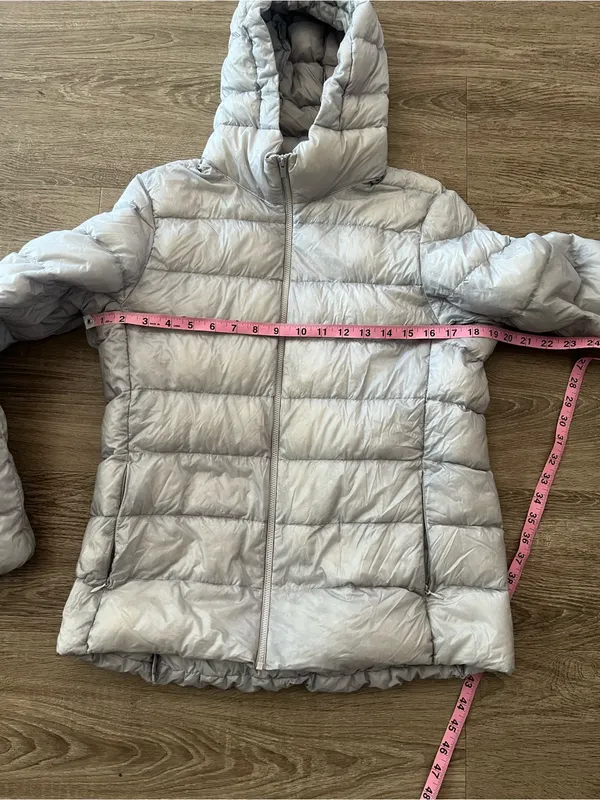 Uniqlo Down Puffer Jacket Womens Medium Silver Ultra Light Hooded Packable Cozy - Image 10