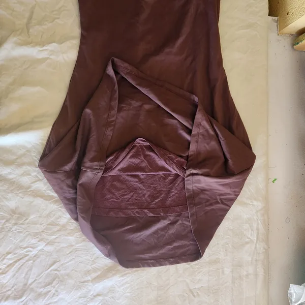 Qinsen Elegant Burgundy Sleeveless Dress. - Image 8