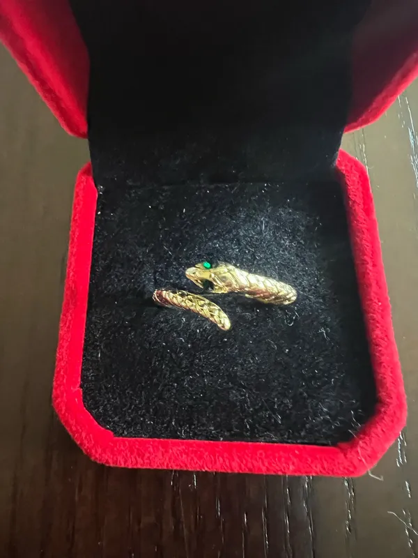 Ladies Gorgeous Golden with Faux Emerald Gemstone Ring Size 8 - Image 2