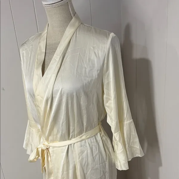 Luxurious Cream Satin Women's Robe - Image 3