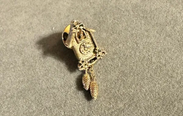 Vintage Avon Cuckoo Clock Pin Gold - Image 2