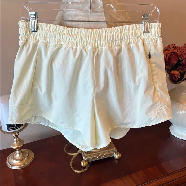 Athletic Shorts Pastel Yellow Size M - Image 6