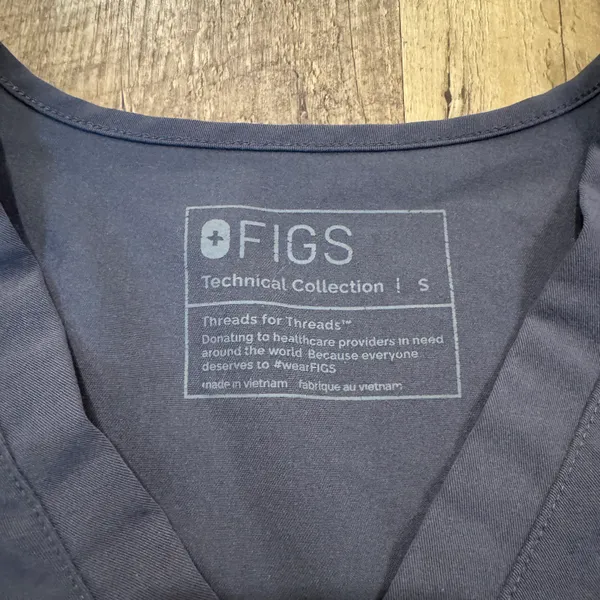 FIGS Catarina Contrast One-Pocket Scrub Top - Image 2