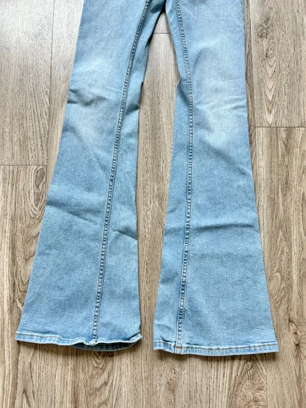 Zara Mid Rise Wide Flare Leg Jeans Light Wash Boho Western Rodeo 32" Size 2 - Image 6