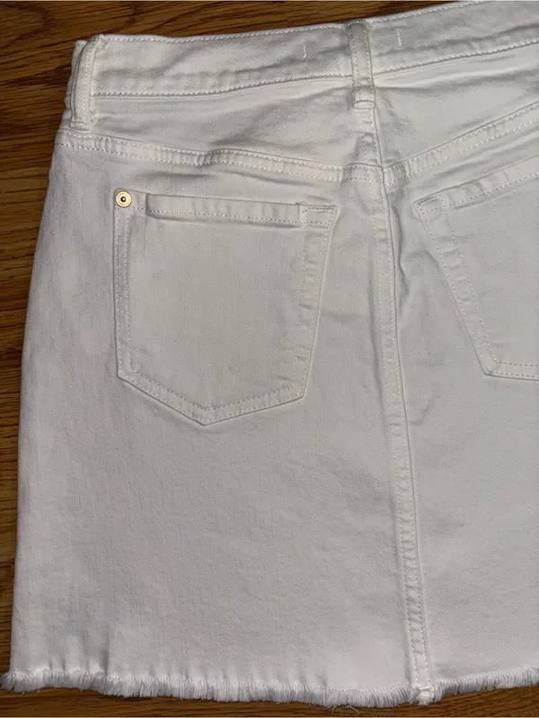 7 For All Mankind White Denim Skirt Women’s Waist Size 25 Cutoff Raw Hem Pockets - Image 14