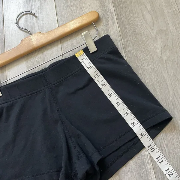 Lululemon Workout Shorts high rise 2.5" womens Black (size 6) activewear gym - Image 4