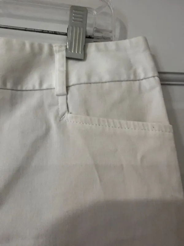 Express Women's Size 6 White Cuffed Chino Mid Rise Shorts Waist 99% Cotton - Image 3