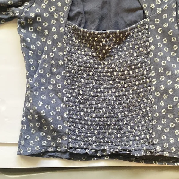Abercrombie blue floral ruched short sleeve open back smocked blouse, size medium - Image 7