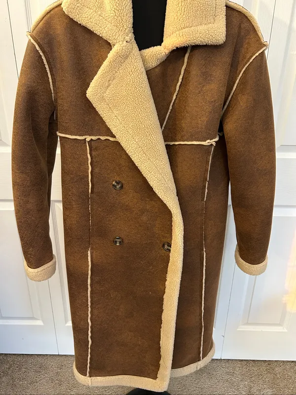 Pretty Little Things/ Boohoo Faux Thick shearling weighted Jacket! Deep pockets - Image 4