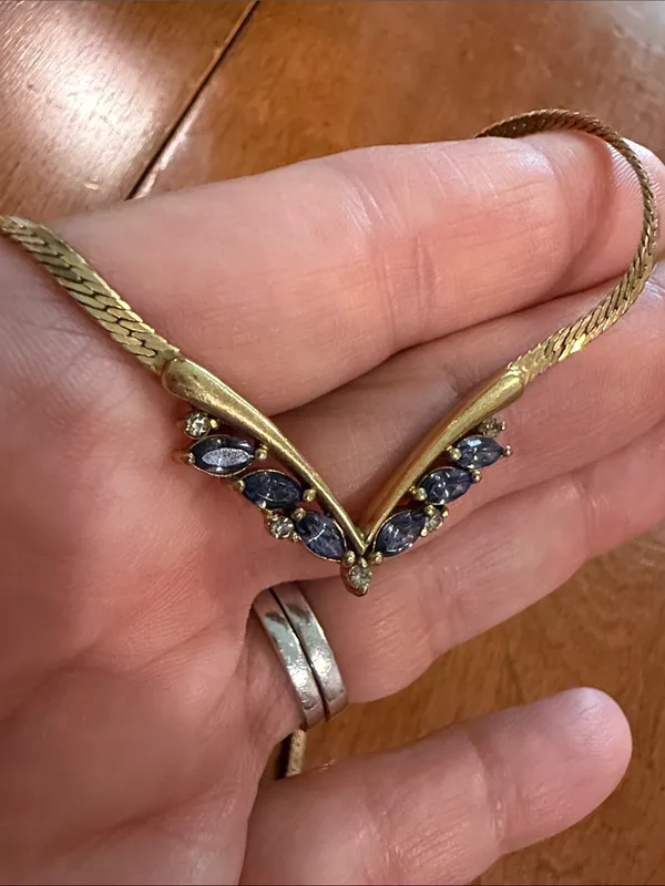 Vintage Gold-Tone V-Detail Necklace with Purple Stone Accents - Image 8