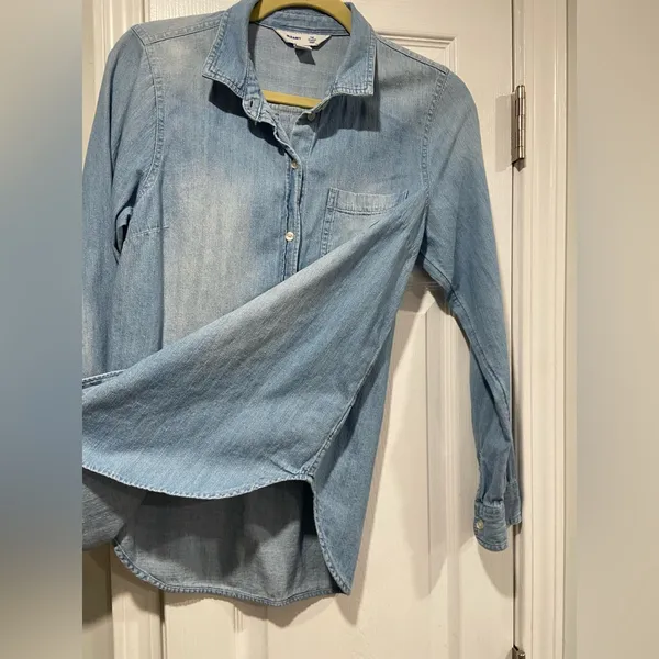 Old Navy Size M The Classic Shirt Light Wash Denim Jean Button Down Collared - Image 5