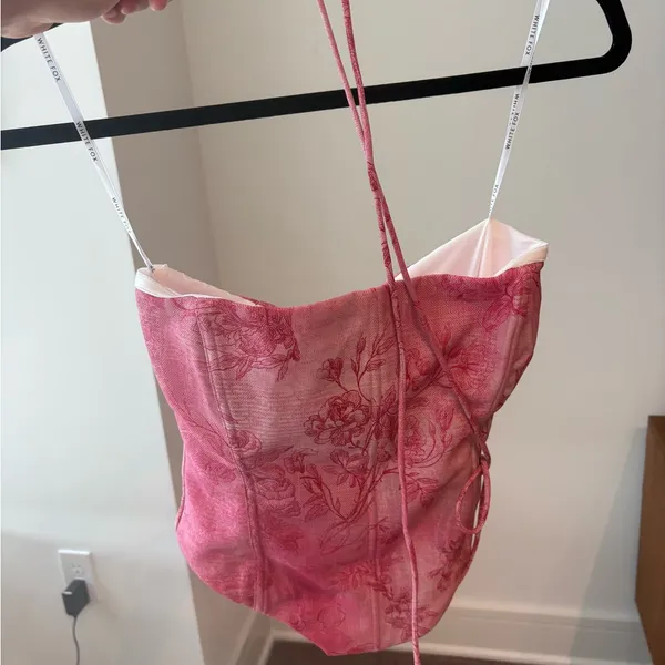 White Fox Boutique Pink Floral Strapless Blouse - Image 3