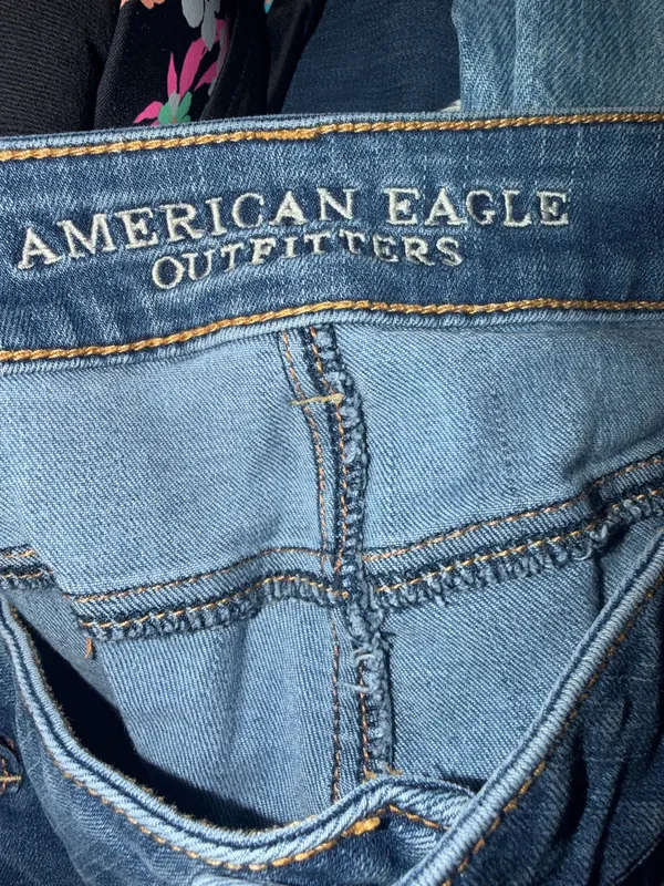 American Eagle Favorite Boyfriend Mid Rise Bootcut Medium Wash Jeans Size 18. - Image 5