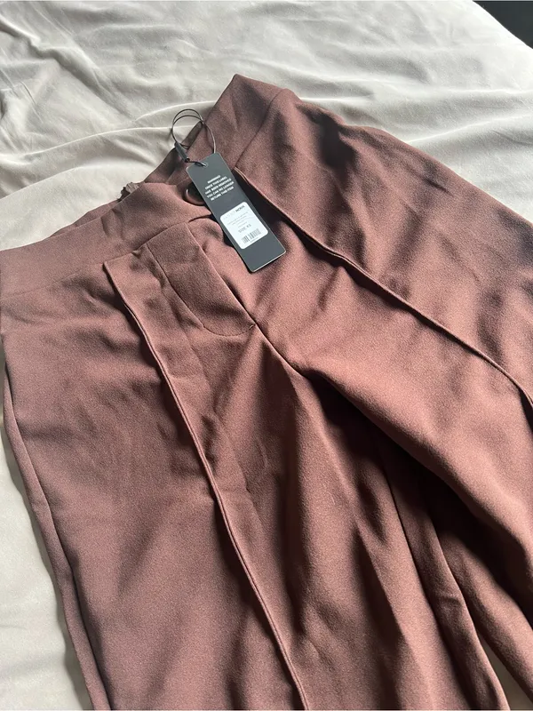 High-Waist Pleated Trousers in Dusty Rose - Image 2