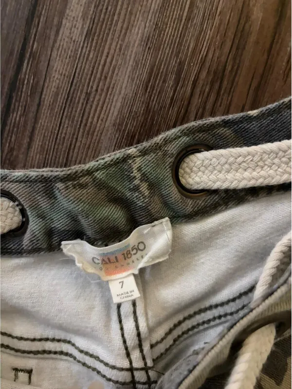 Y2K Cali 1850 Camo Cargo Mini Shorts Junior Size 7/29 - Image 2