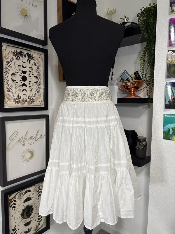 BCBGMaxAzria Vintage Y2K White Tiered Boho Midi Skirt Beaded Sequin Size Small - Image 3