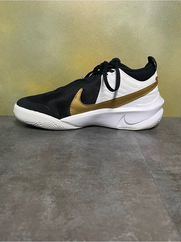 Nike Team Hustle D 10 GS Black Metallic Gold White Women's Sneakers Size 7-7.5 - Image 12