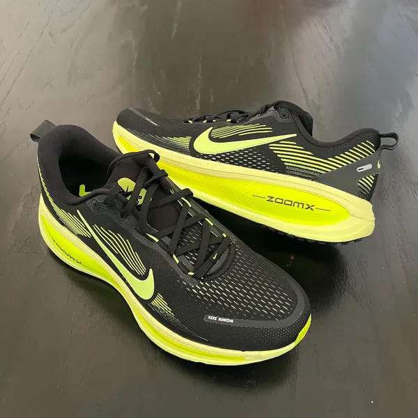 New NIKE Vomero 18 Black Volt Cyber - Image 3
