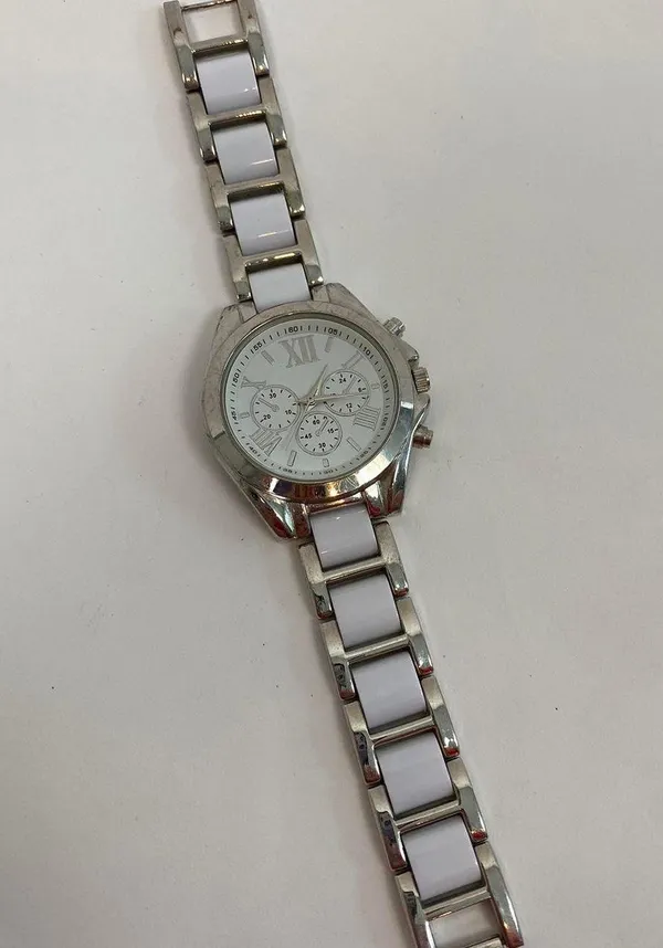 White And Silver Modern Fashion Watch - Image 3