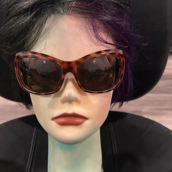 Chic Tortoise Shell Sunglasses Brown - Image 2