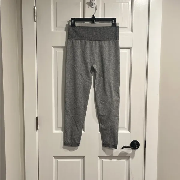 Spanx Seamless Sculpt Leggings in the color Spacedye Cloudy Grey Size Large - Image 4