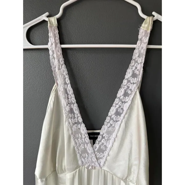 Jones New York Ivory Satin Nightgown with Lace Trim - Image 3