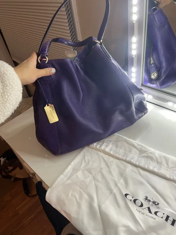 Purple Coach leather shoulder bag with gold hardware - Image 2