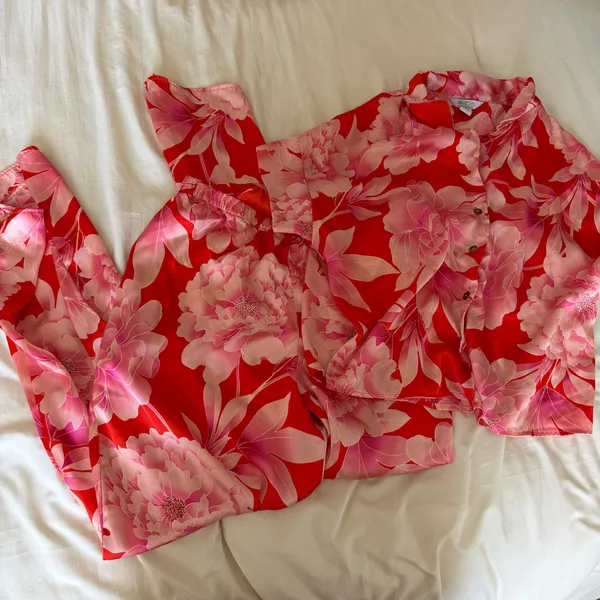Sofia Vergara Pink and red floral pajamas - Image 2