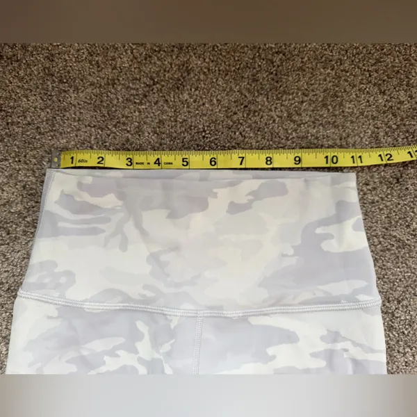 Lululemon Wunder Under Short 10" *Ribbed in Incognito Camo Jacquard White Size 4 - Image 9