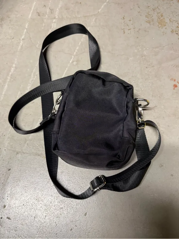 Black unisex nylon waterproof crossbody travel bag - Image 4