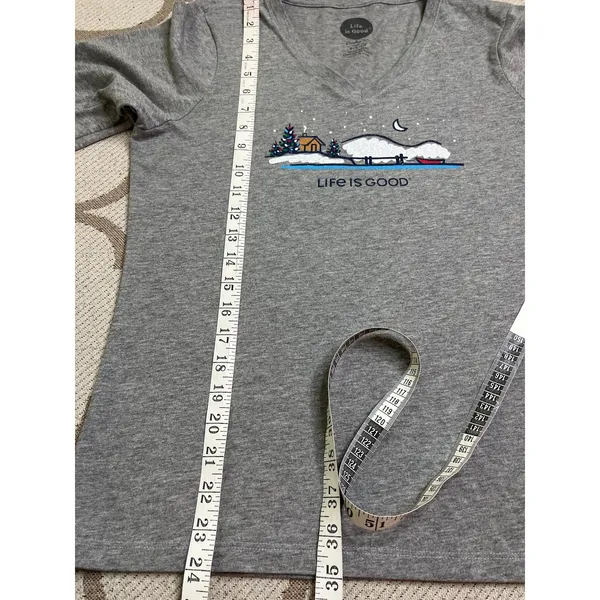 Life Is Good V-Neck Crusher Tee Winter Cabin Snowy Waterfront Shirt Size S - Image 8