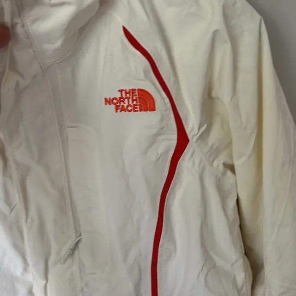 North Face Women’s Triclimate Kodiak White Jacket size medium 🕶️ - Image 2
