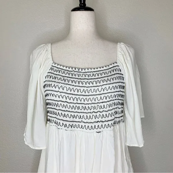 Doe & Rae Women’s Size Large Boho Embroidered Smocked Top, Sz Large - Image 2