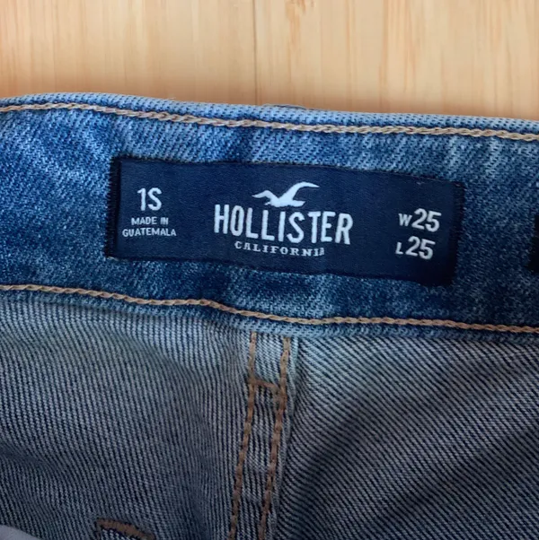 Hollister Ultra High-Rise Mom Jean - Image 4
