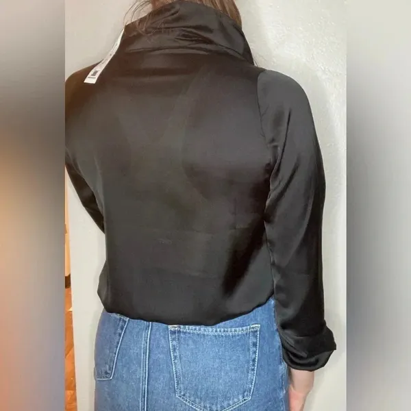 NWT Willow & Clay Satin Cropped Blouse Long Sleeve Top Medium Black - Image 3