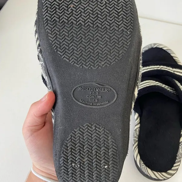 EUC‎ | Isotoner women’s solid bottom slippers — size 7.5-8 - Image 4
